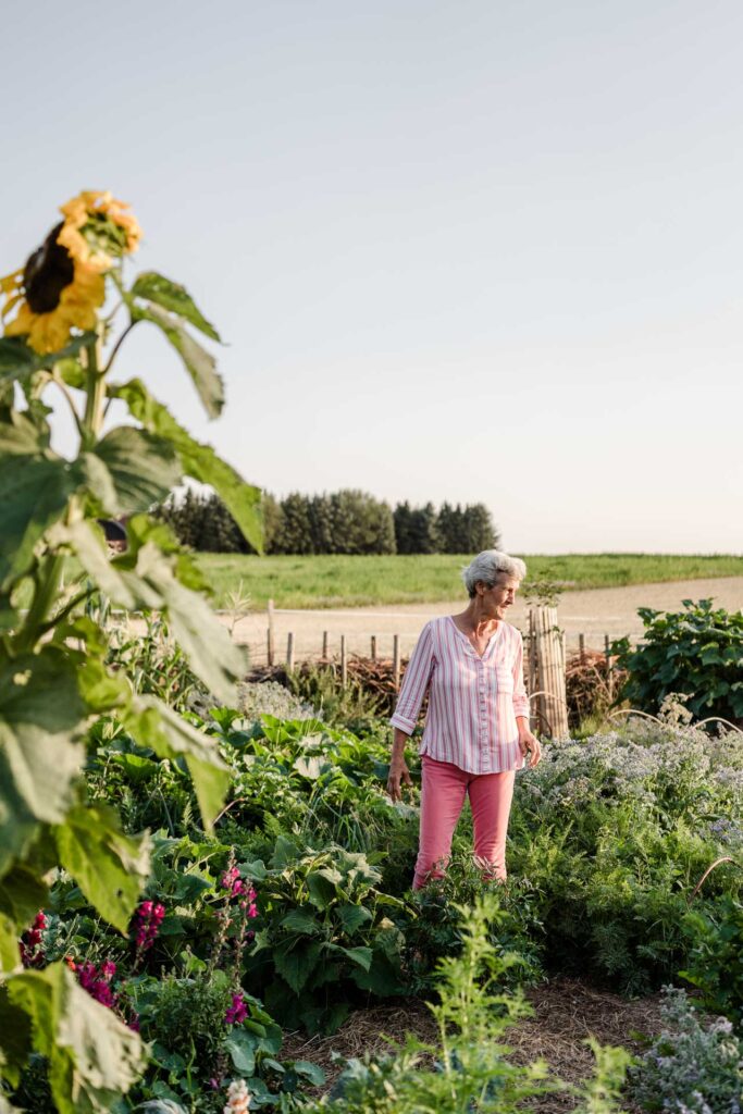 Martina Burgmayr in ihrem Permakulturgarten am HaidHof in Niederbayern