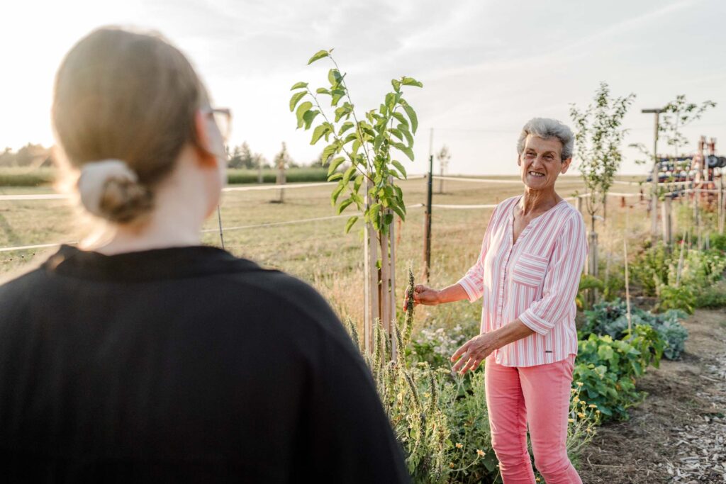 Martina vom HaidHof während einer Führung durch den Permakulturgarten