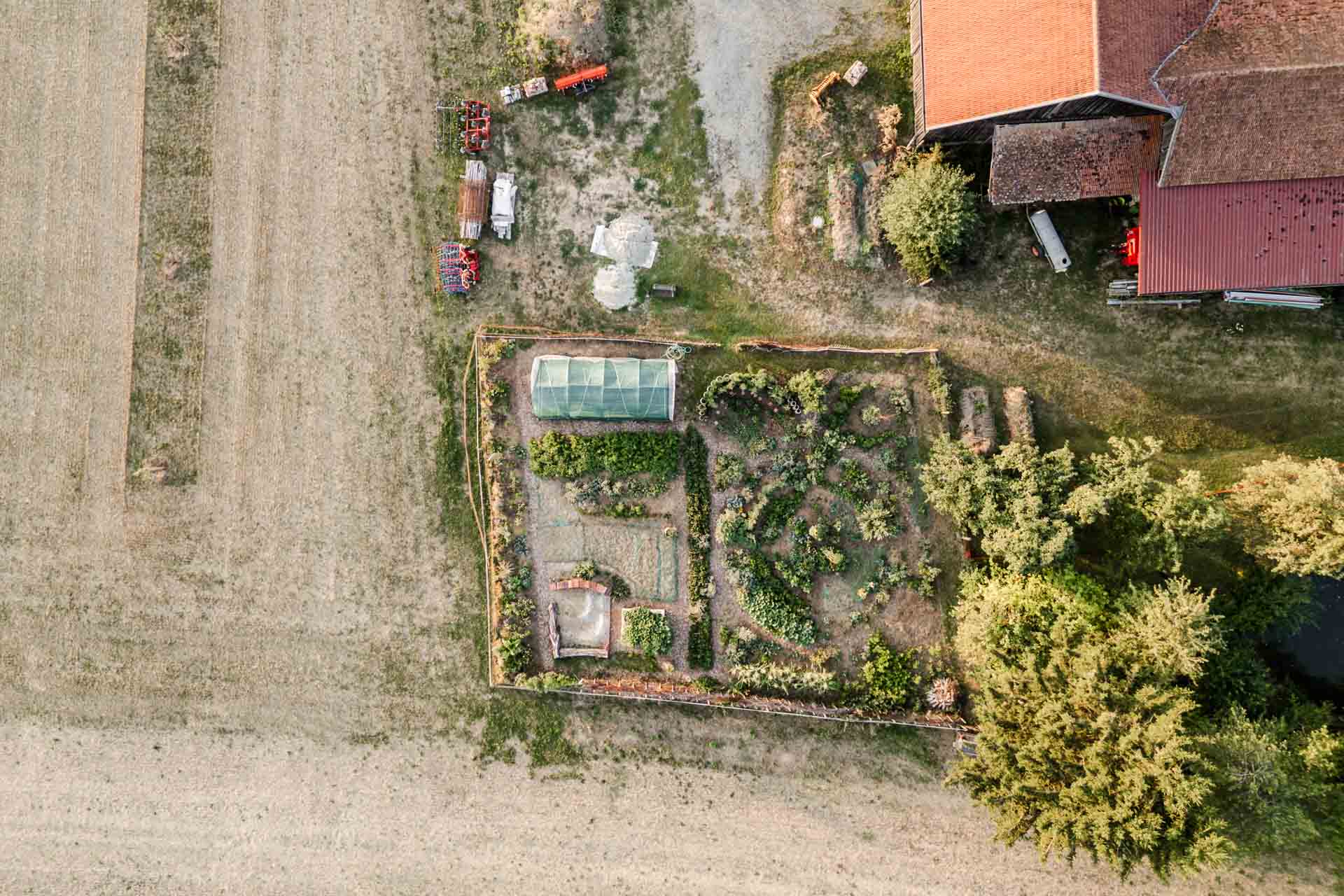 Der Haidhof und sein Permakulturgarten in Leiblfing in Niederbayern von oben fotografiert