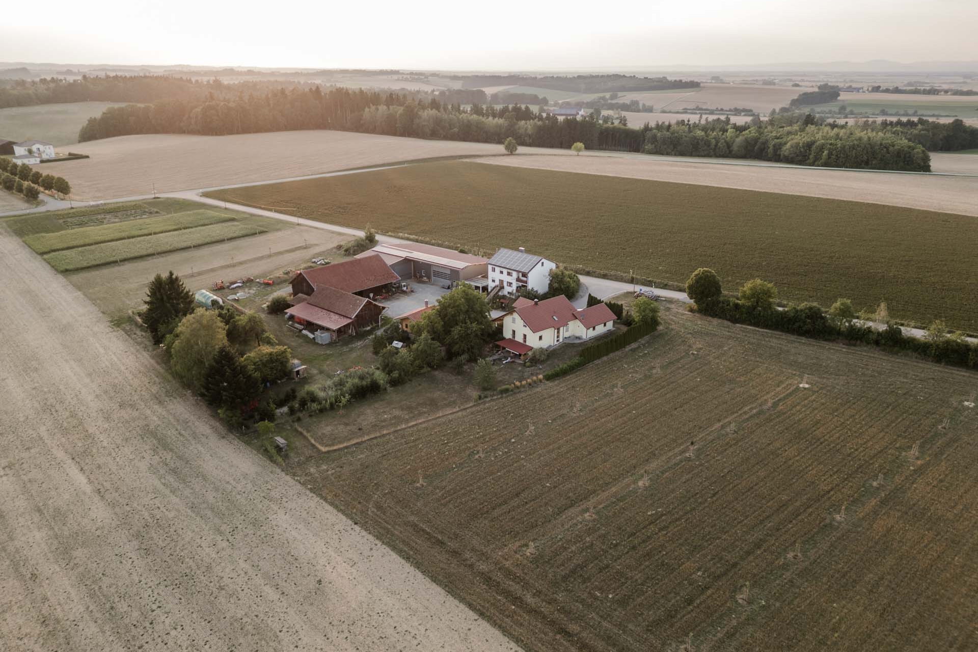 Der Haidhof mit Permakulturführungen, Feldbegehungen und Beratungen von oben fotografiert